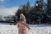 Una pequeña juega con la nieva en Soria capital.