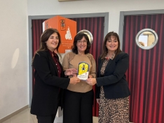 Jiménez (6ª idza.) con el premio tras la entrega. /Dip.