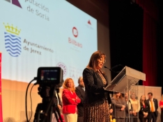 Jiménez (6ª idza.) con el premio tras la entrega. /Dip.