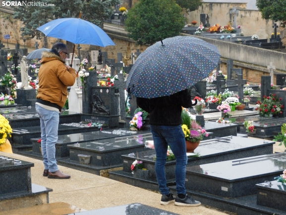 En imágenes: Los sorianos acuden en masa el cementerio a pesar de la lluvia
