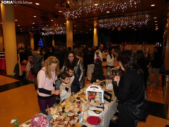 En imágenes: Ólvega da la bienvenida a la Navidad con un mercadillo navideño solidario