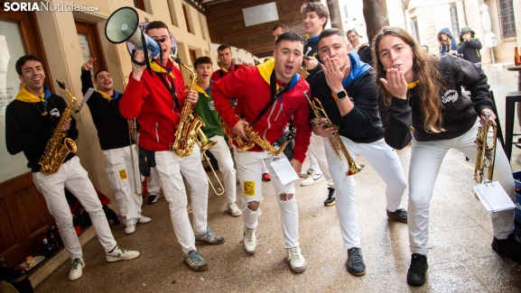 FOTOS | Charanga y lluvia, ingredientes festivos acompasados y sin discusión en El Burgo