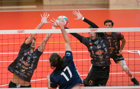 El Moreno Sáez Sporting gana al RGC Covadonga en un vibrante partido y se afianza al frente de la tabla