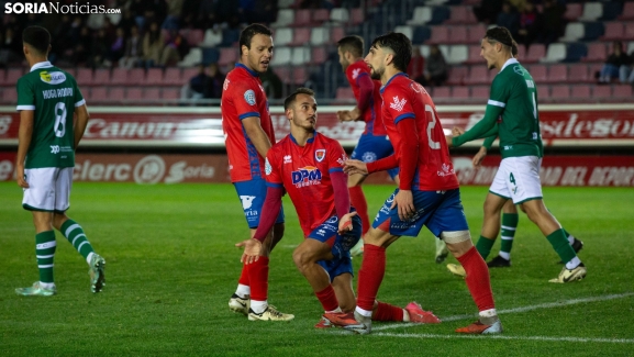 Fotos: Los Pajaritos se quedan helados con la remontada del Coruxo ante el Numancia