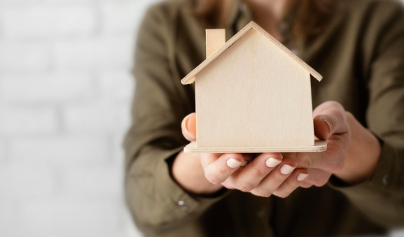 Mañueco exige 306 millones más a Vivienda para Castilla y León