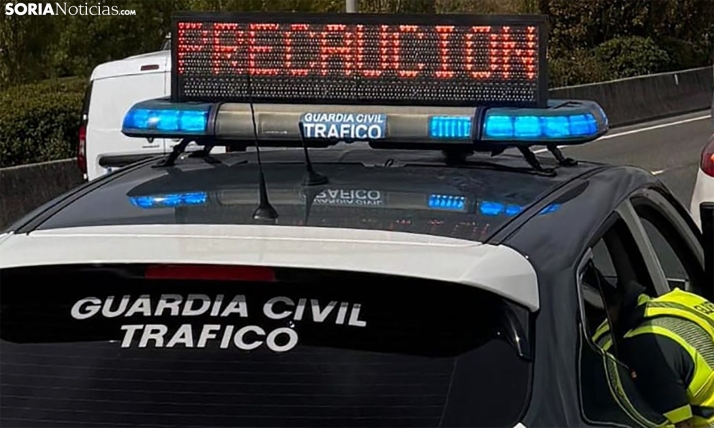 Un turismo choca contra una farola frente a la gasolinera de Las Casas