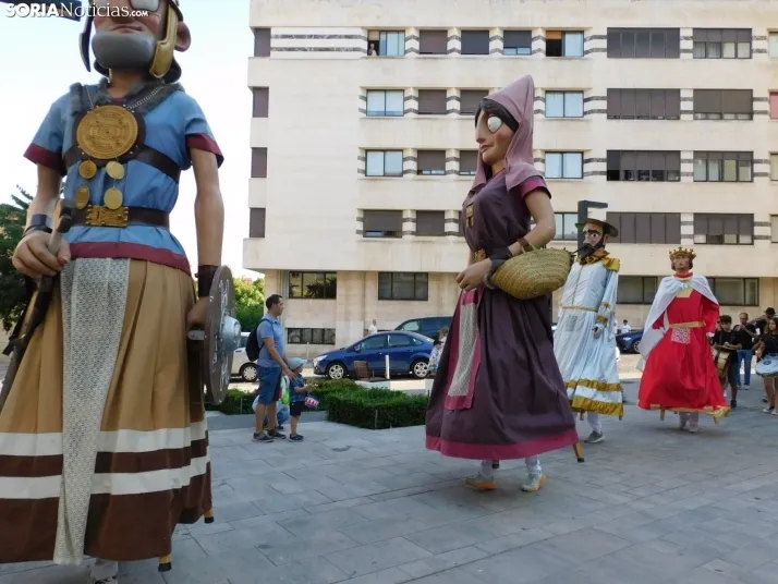Gigantes y cabezudos 2025 en Soria