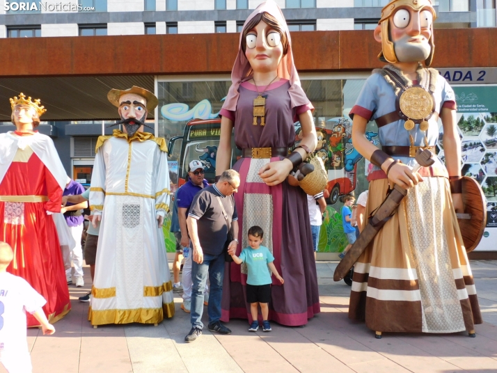 Gigantes y cabezudos 2025 en Soria