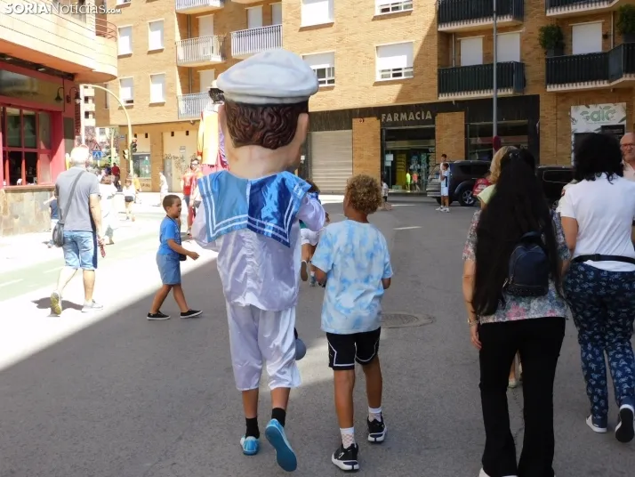 Fotos: Los Pajaritos contin&uacute;an con sus fiestas con los gigantes y los cabezudos
