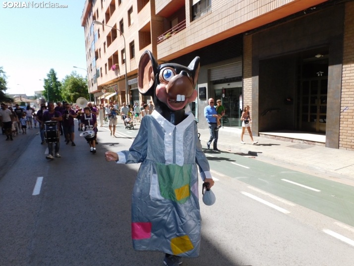 Fotos: Los Pajaritos contin&uacute;an con sus fiestas con los gigantes y los cabezudos