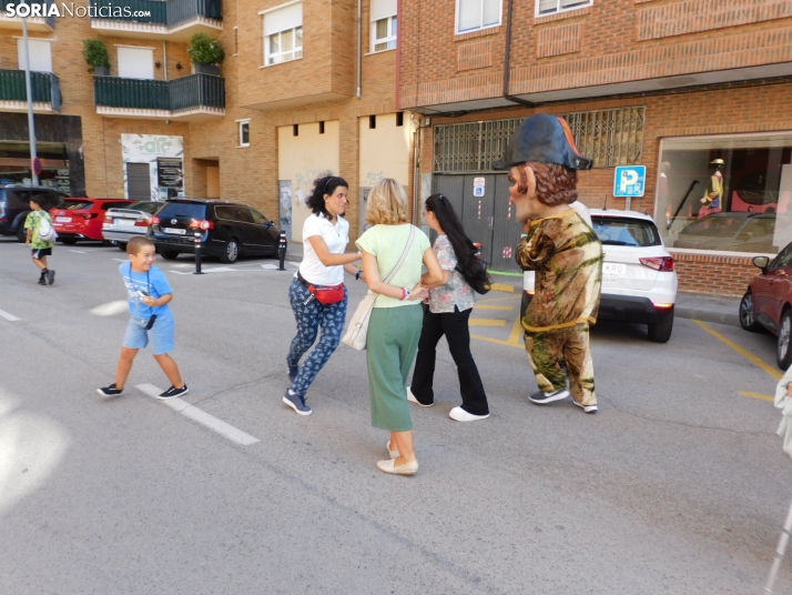 Fotos: Los Pajaritos contin&uacute;an con sus fiestas con los gigantes y los cabezudos