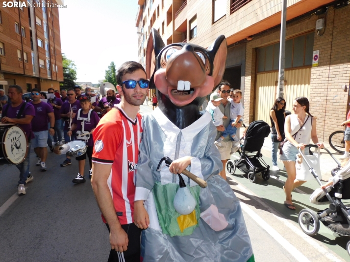 Fotos: Los Pajaritos contin&uacute;an con sus fiestas con los gigantes y los cabezudos