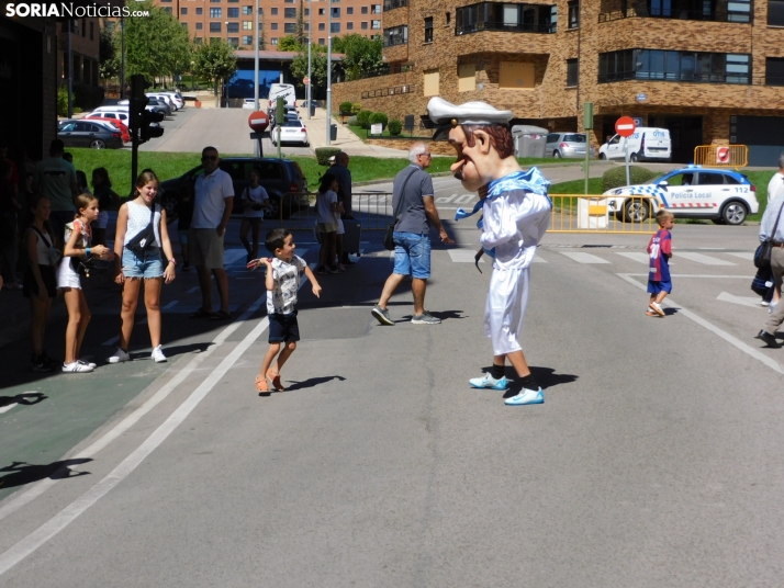 Fotos: Los Pajaritos contin&uacute;an con sus fiestas con los gigantes y los cabezudos