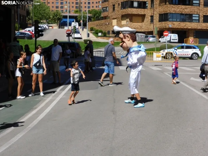 Fotos: Los Pajaritos contin&uacute;an con sus fiestas con los gigantes y los cabezudos