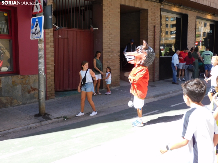 Fotos: Los Pajaritos contin&uacute;an con sus fiestas con los gigantes y los cabezudos