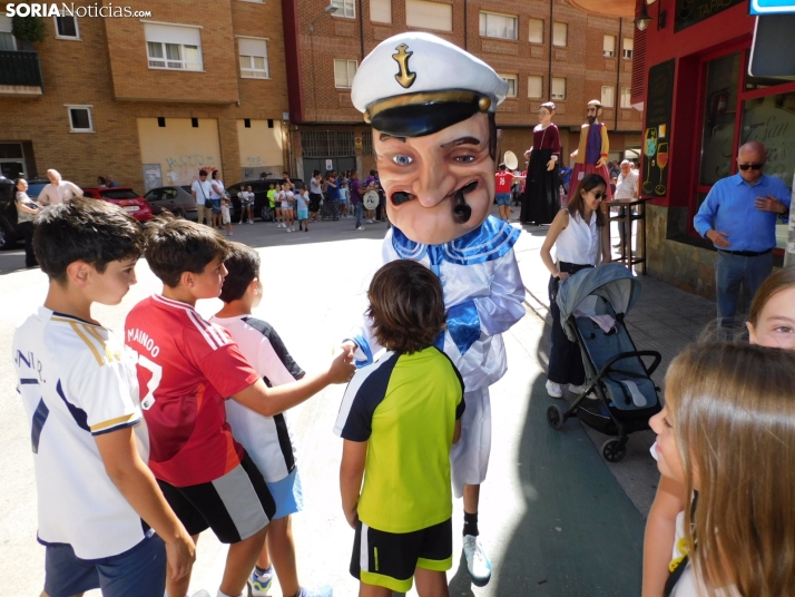 Fotos: Los Pajaritos contin&uacute;an con sus fiestas con los gigantes y los cabezudos
