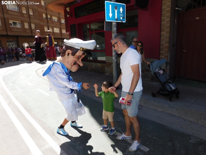 Fotos: Los Pajaritos contin&uacute;an con sus fiestas con los gigantes y los cabezudos