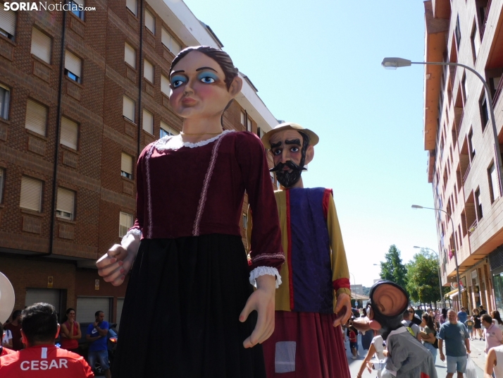 Fotos: Los Pajaritos contin&uacute;an con sus fiestas con los gigantes y los cabezudos