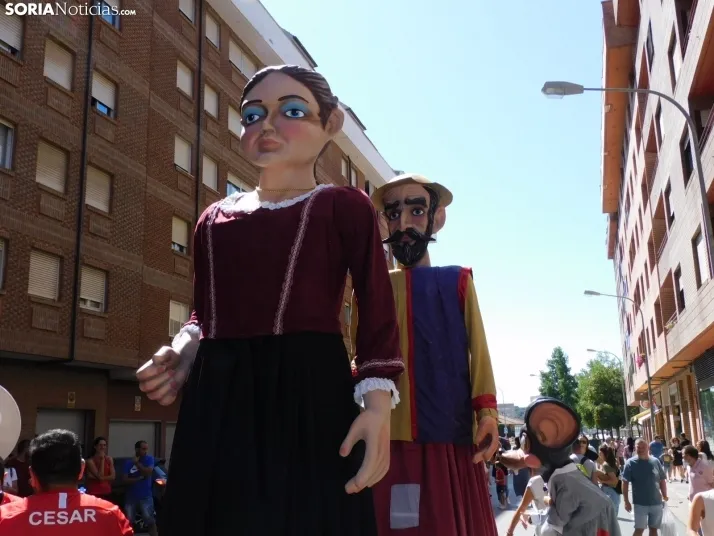 Fotos: Los Pajaritos contin&uacute;an con sus fiestas con los gigantes y los cabezudos