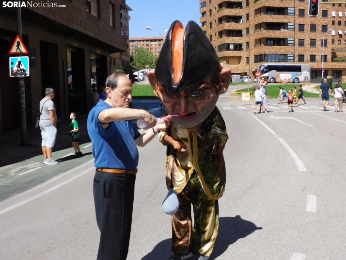 Fotos: Los Pajaritos contin&uacute;an con sus fiestas con los gigantes y los cabezudos