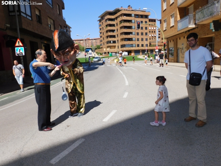 Fotos: Los Pajaritos contin&uacute;an con sus fiestas con los gigantes y los cabezudos