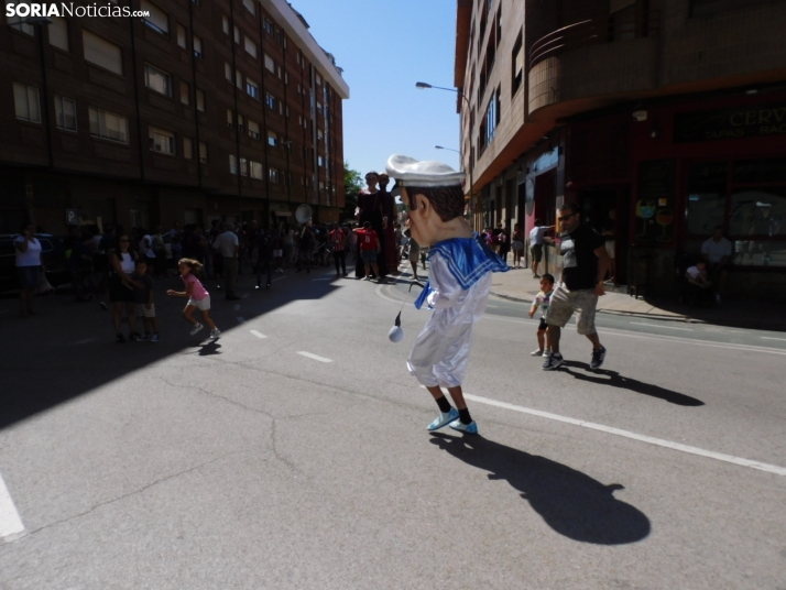 Fotos: Los Pajaritos contin&uacute;an con sus fiestas con los gigantes y los cabezudos