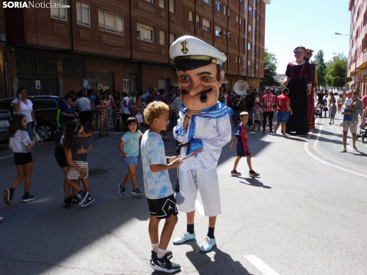 Fotos: Los Pajaritos contin&uacute;an con sus fiestas con los gigantes y los cabezudos