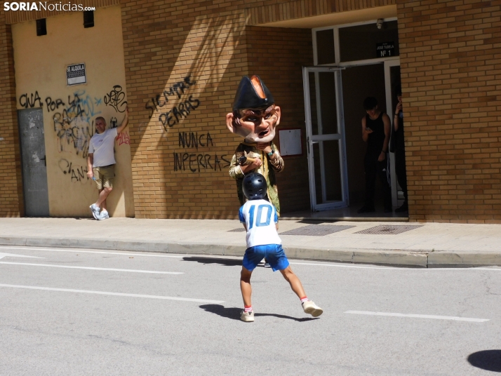 Fotos: Los Pajaritos contin&uacute;an con sus fiestas con los gigantes y los cabezudos