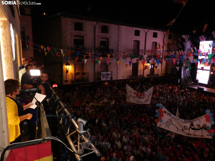 Fotos: Pistoletazo de salida a las fiestas de San Esteban con una plaza hasta la bandera