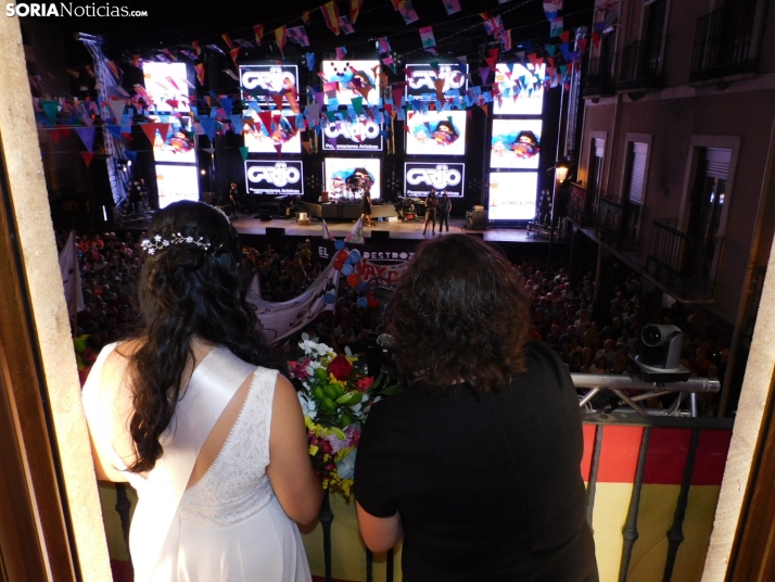 Fotos: Pistoletazo de salida a las fiestas de San Esteban con una plaza hasta la bandera