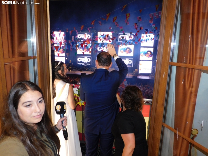 Fotos: Pistoletazo de salida a las fiestas de San Esteban con una plaza hasta la bandera