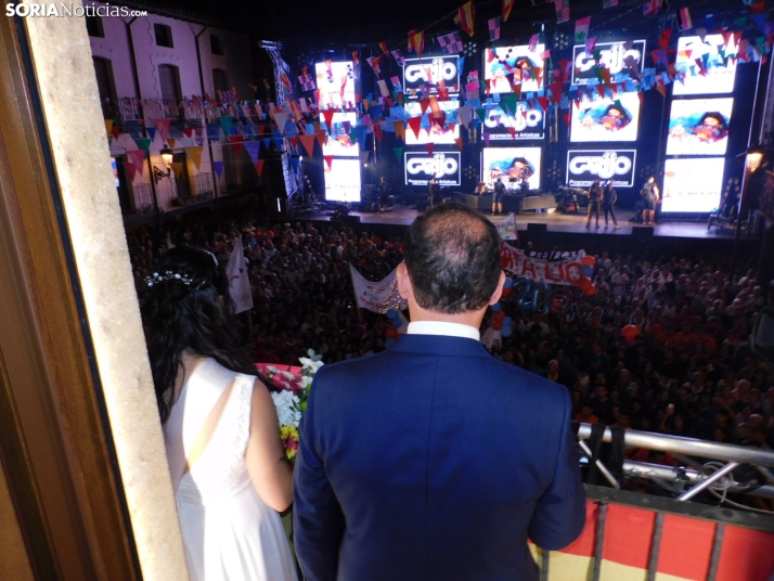 Fotos: Pistoletazo de salida a las fiestas de San Esteban con una plaza hasta la bandera