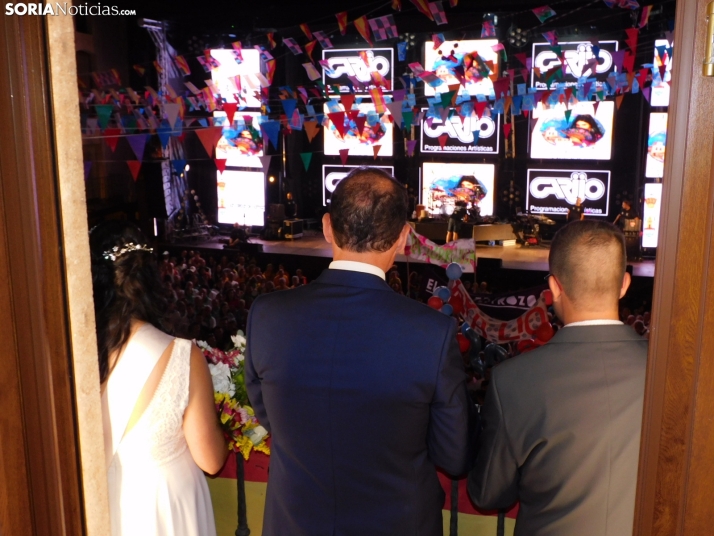Fotos: Pistoletazo de salida a las fiestas de San Esteban con una plaza hasta la bandera