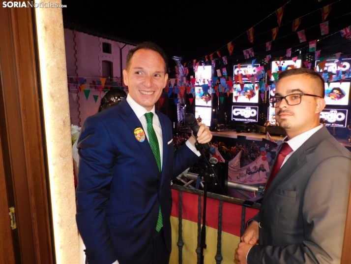 Fotos: Pistoletazo de salida a las fiestas de San Esteban con una plaza hasta la bandera