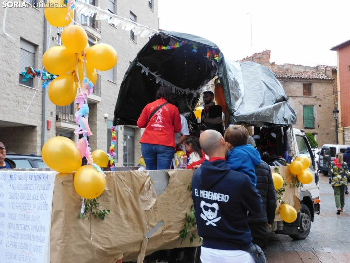 GALER&Iacute;A | Ni la lluvia consigue detener el desfile de los diablillos de San Miguel 2025 de &Aacute;gred