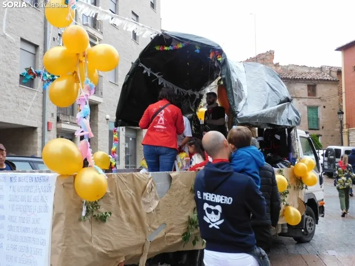 GALER&Iacute;A | Ni la lluvia consigue detener el desfile de los diablillos de San Miguel 2025 de &Aacute;gred