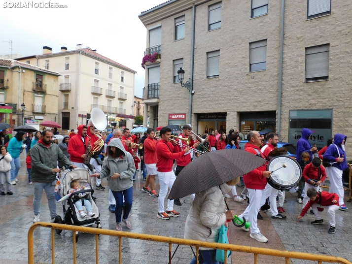 GALER&Iacute;A | Ni la lluvia consigue detener el desfile de los diablillos de San Miguel 2025 de &Aacute;gred