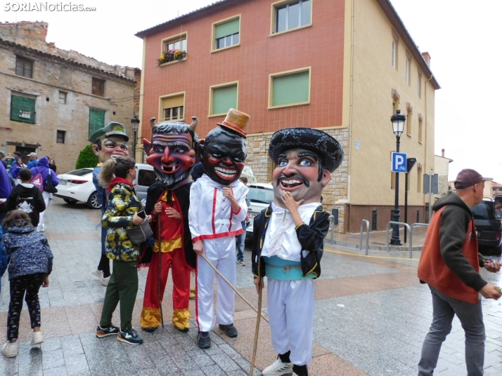 GALER&Iacute;A | Ni la lluvia consigue detener el desfile de los diablillos de San Miguel 2025 de &Aacute;gred