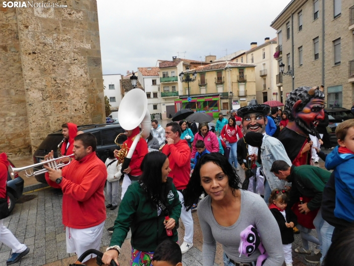 GALER&Iacute;A | Ni la lluvia consigue detener el desfile de los diablillos de San Miguel 2025 de &Aacute;gred