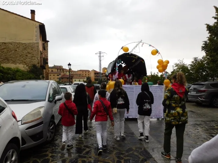 GALER&Iacute;A | Ni la lluvia consigue detener el desfile de los diablillos de San Miguel 2025 de &Aacute;gred