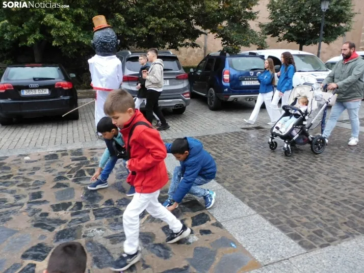 GALER&Iacute;A | Ni la lluvia consigue detener el desfile de los diablillos de San Miguel 2025 de &Aacute;gred