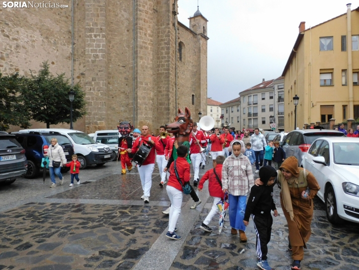 GALER&Iacute;A | Ni la lluvia consigue detener el desfile de los diablillos de San Miguel 2025 de &Aacute;gred