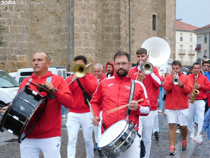 GALER&Iacute;A | Ni la lluvia consigue detener el desfile de los diablillos de San Miguel 2025 de &Aacute;gred