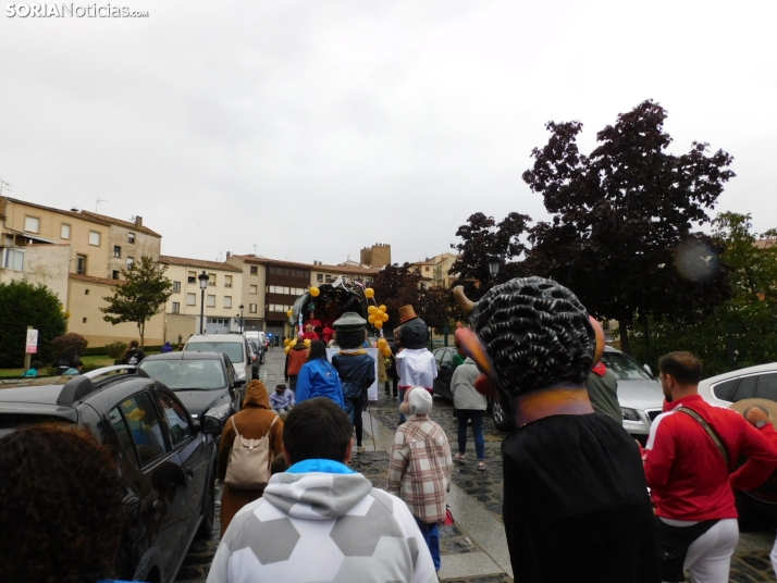 GALER&Iacute;A | Ni la lluvia consigue detener el desfile de los diablillos de San Miguel 2025 de &Aacute;gred