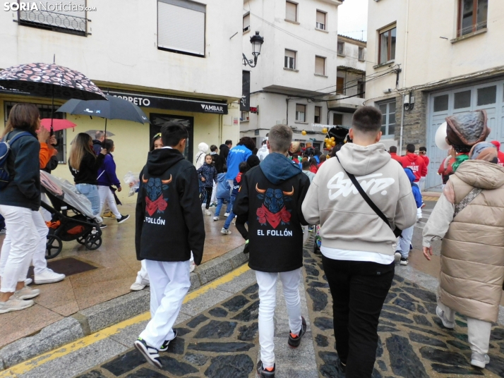 GALER&Iacute;A | Ni la lluvia consigue detener el desfile de los diablillos de San Miguel 2025 de &Aacute;gred