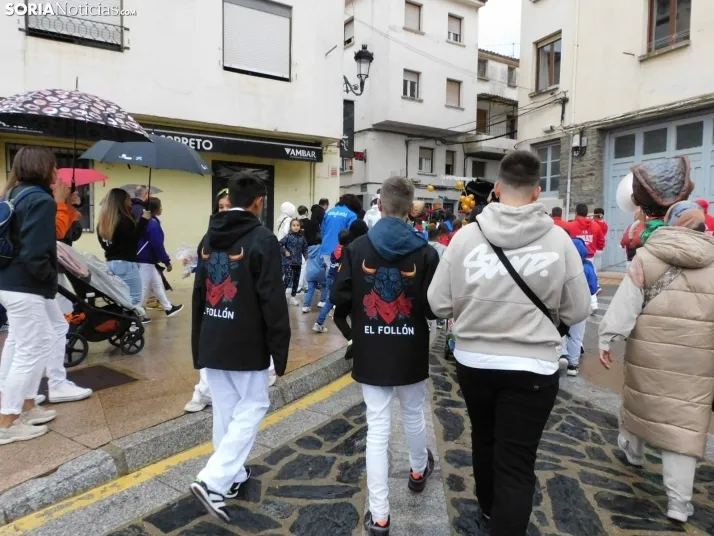 GALER&Iacute;A | Ni la lluvia consigue detener el desfile de los diablillos de San Miguel 2025 de &Aacute;gred
