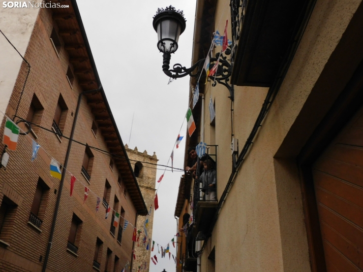 GALER&Iacute;A | Ni la lluvia consigue detener el desfile de los diablillos de San Miguel 2025 de &Aacute;gred