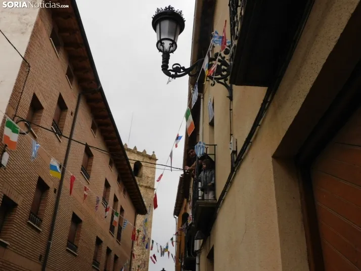GALER&Iacute;A | Ni la lluvia consigue detener el desfile de los diablillos de San Miguel 2025 de &Aacute;gred