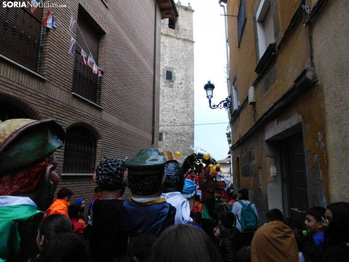 GALER&Iacute;A | Ni la lluvia consigue detener el desfile de los diablillos de San Miguel 2025 de &Aacute;gred