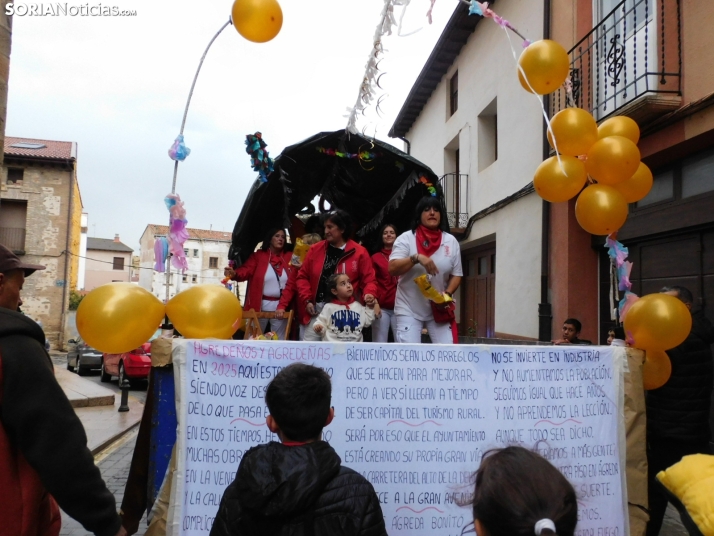 GALER&Iacute;A | Ni la lluvia consigue detener el desfile de los diablillos de San Miguel 2025 de &Aacute;gred